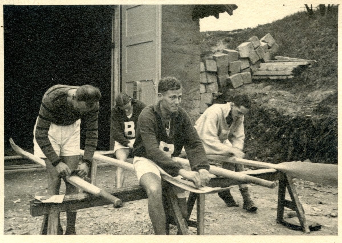 1930 Riemen Pflegen vor dem Bootshaus